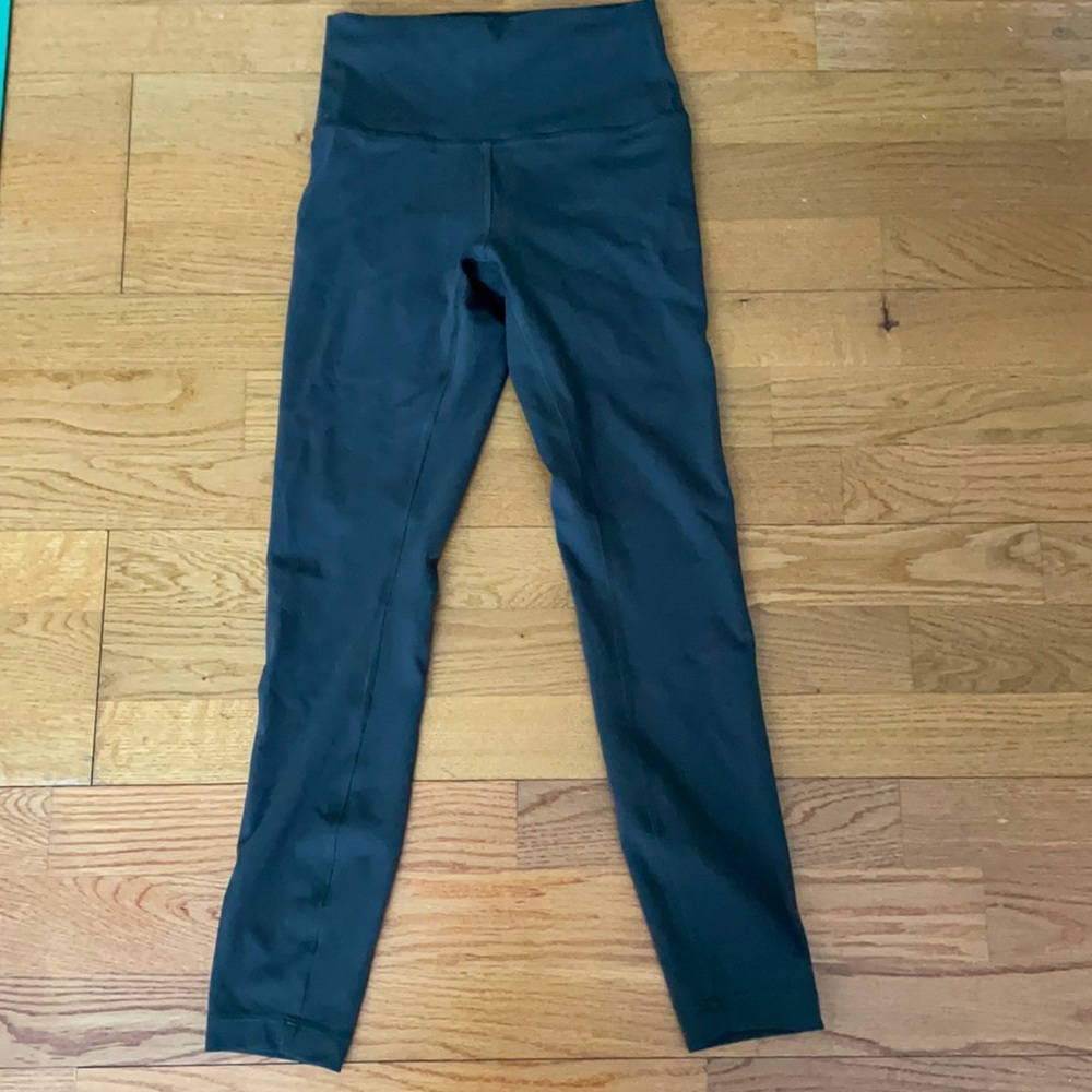 Lululemon wunder under train